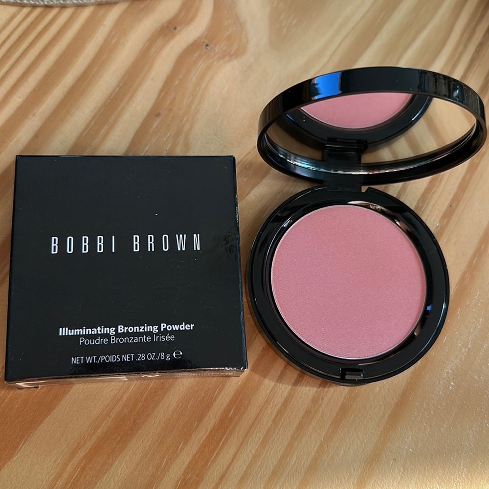Bobbi Brown Illuminating Bronzing Powder in Antigua in box